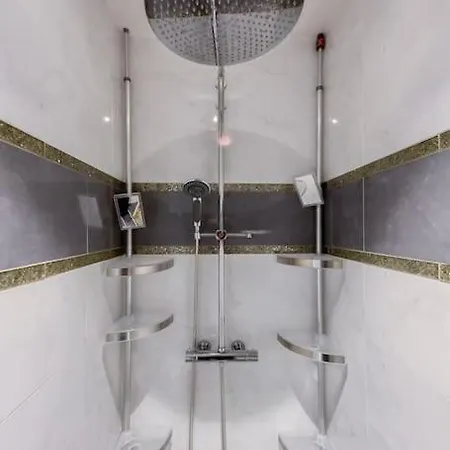Grande Maison Avec Piscine Et Salle De Cinema *