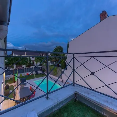 Grande Maison Avec Piscine Et Salle De Cinema Villa *