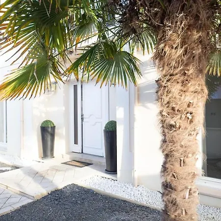 Villa Grande Maison Avec Piscine Et Salle De Cinema