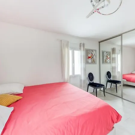 Grande Maison Avec Piscine Et Salle De Cinema