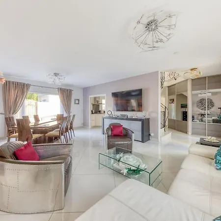 Villa Grande Maison Avec Piscine Et Salle De Cinema *