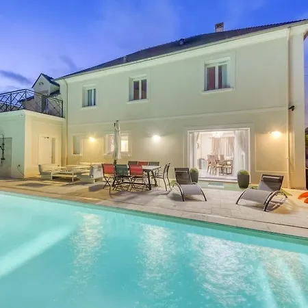 Villa Grande Maison Avec Piscine Et Salle De Cinema