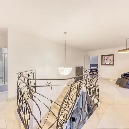 Grande Maison Avec Piscine Et Salle De Cinema Villa *