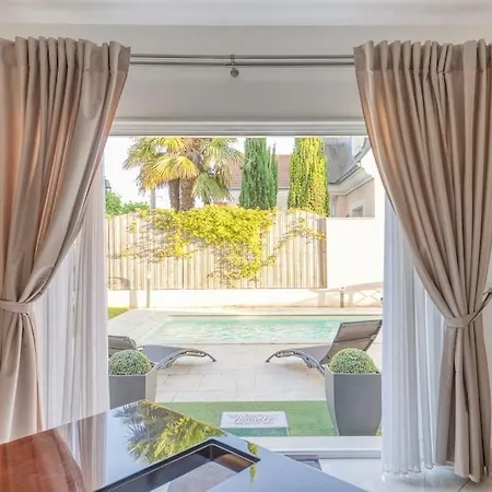 Grande Maison Avec Piscine Et Salle De Cinema *