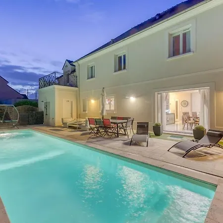 Grande Maison Avec Piscine Et Salle De Cinema Villa *